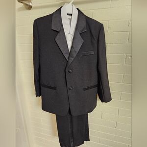Boys 4pc Tuxedo sz 8
